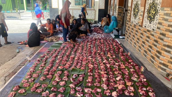 Darurat Sampah, Pembagian Daging Korban di Masjid Istiqomah Purwosari Solo, Tanpa Kantong Plastik