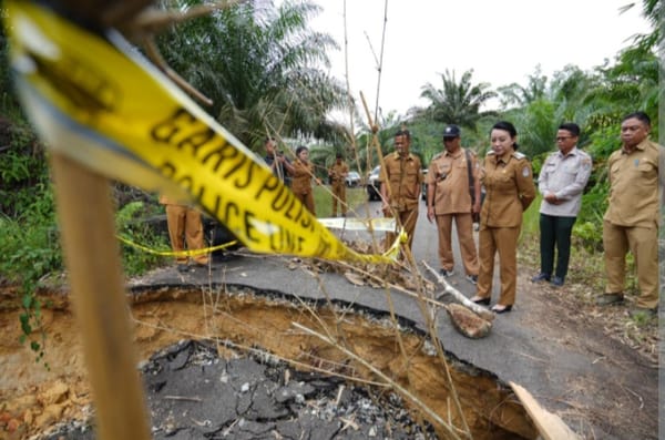 Bupati Karolin Tinjau Jalan Putus Akibat Longsor di Jelimpo, Akses Warga Lumpuh Pascabanjir
