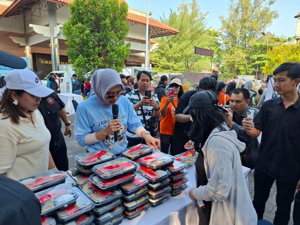 Ribuan Warga Serbu Pembagian MBG di Solo, Antusias Cicipi Menu Bergizi Gratis
