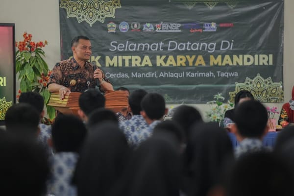 Gubernur Ahmad Luthfi Motivasi Para Penerima Manfaat Program Sekolah Kemitraan di Brebes
