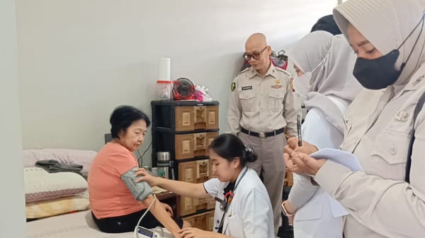 Sentuhan Kepedulian di Hari Bhayangkara, Polda Kalbar Datangi Panti Wreda dan Layani Lansia Gratis