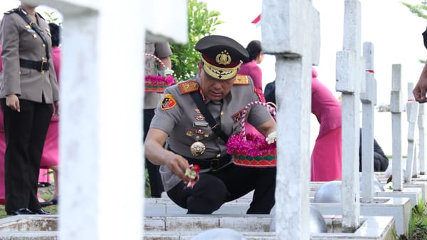 Di Antara Nisan Para Pahlawan, Polri Menyerap Makna Pengabdian