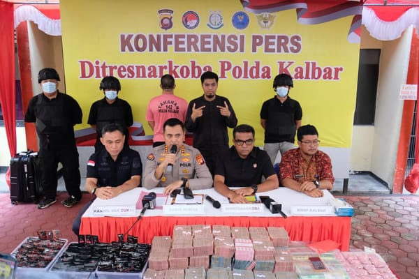 Polda Kalbar Bongkar Gudang Narkoba, Sita 4,3 Kg Sabu dan Uang Tunai Rp3,8 Miliar