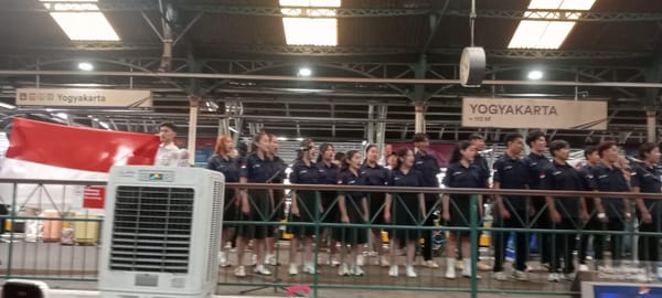 Ketika Indonesia Raya Menggema di Stasiun Tugu, Penumpang Terdiam dan Mengabadikan Momen