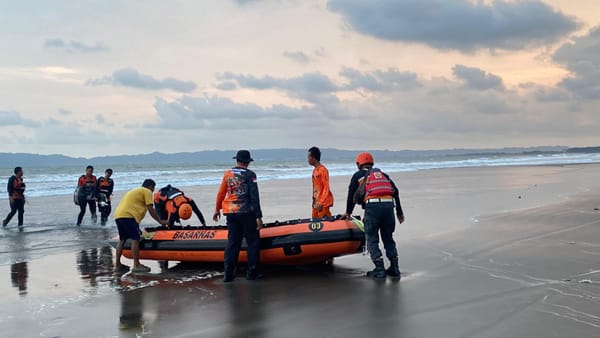 Terseret Ombak di Pantai Menganti Kisik 4 Selamat Dua Hilang