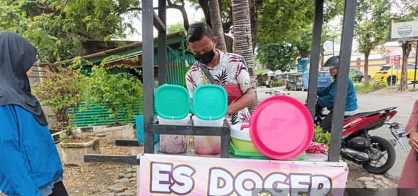 Di Bawah Rindang , Jerit Pedagang Kecil Mengawal Rupiah yang Kian Terpapar Krisis
