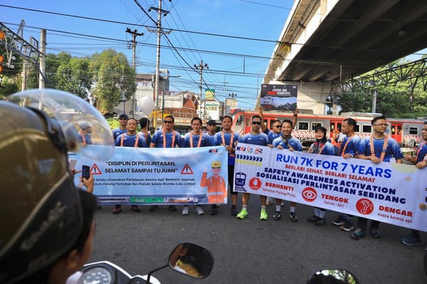 KAI Bersama Rail Runners Kampanyekan Gaya Hidup Sehat dan Keselamatan di Perlintasan Sebidang
