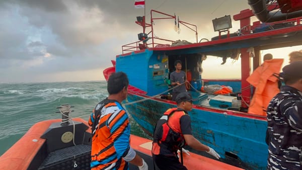 Tim SAR Gabungan Evakuasi ABK KM Cakra Mandiri yang Meninggal Saat Melaut