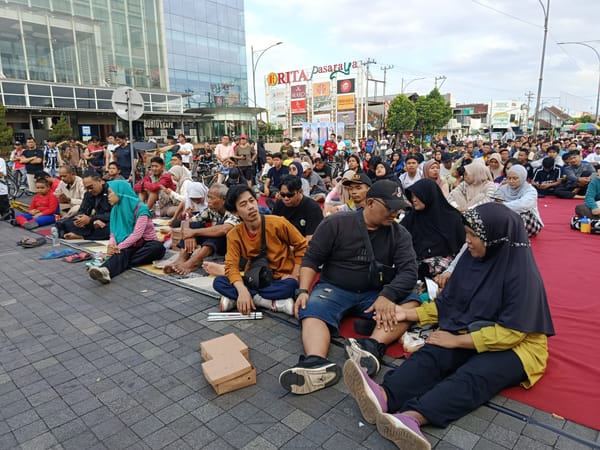 Saat Bola Menyatukan Semua: Subuh di Alun-alun Purwokerto yang Penuh Harapan