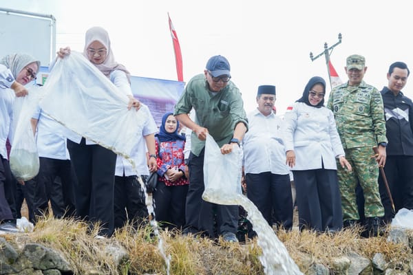 Tebar Benih Ikan, Gubernur Mirza: Restocking Ikan Untuk Kembalikan Fungsi Perairan Umum  Penyangga Ketahanan Pangan Lokal