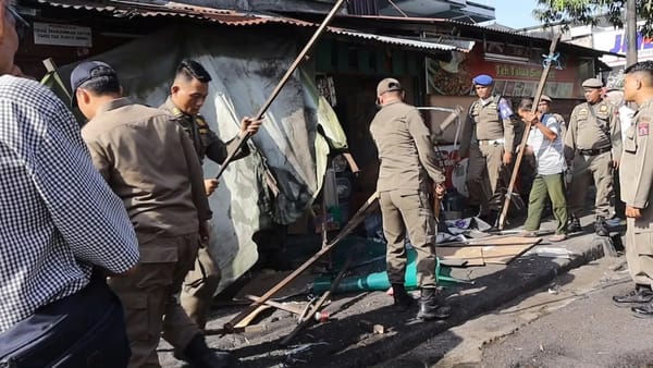 Lagi, Satpol PP Kota Padang Tertibkan Bangunan Liar dan Warung Diatas Trotoar