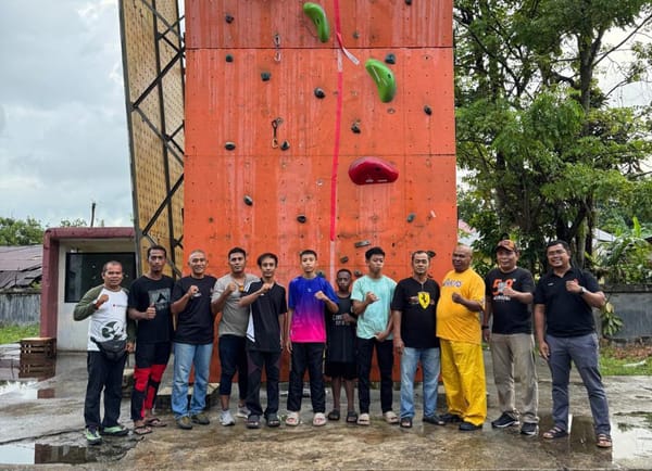 Wagub Sumbar Lepas Kontingen Panjat Tebing ke Kejurnas KU 2026, Targetkan Medali Emas