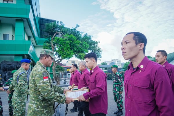 Sentuhan Motivasi Pangdam  XV Pattimura berikan penghargaan kepada  sembilan prajurit  berprestasi