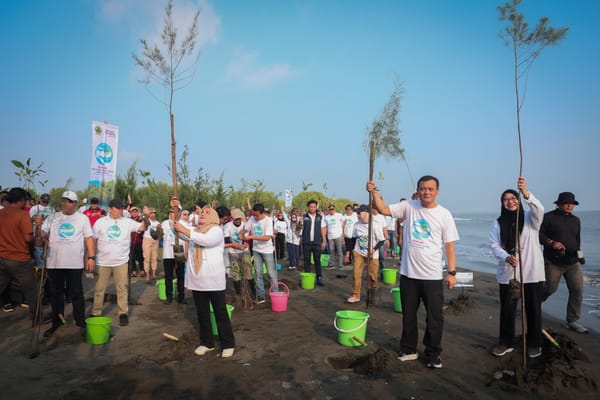 Gubernur Ahmad Luthfi Tanam Cemara Laut dan Mangrove Selaras Program Mageri Segoro