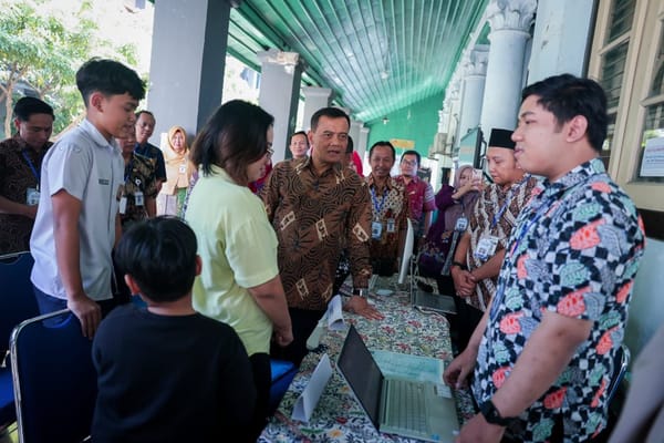 Gubrnur Ahmad Luthfi tinjau Pelaksanaan SPMB di SMAN 3 Kota Semarang