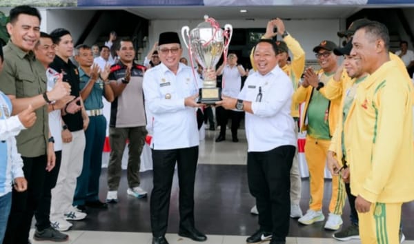 Wali Kota Ternate Terima Kembali Kontingen Porprov, ditandai Penyerahan Piala Juara Umum