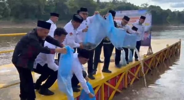 Dari Dermaga ke Sungai Kehidupan, Kakanwil Tebar Benih Ikan