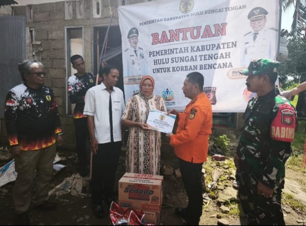Babinsa Hadir Dampingi Bupati HST Bantu Warga Terdampak Angin Puting Beliung