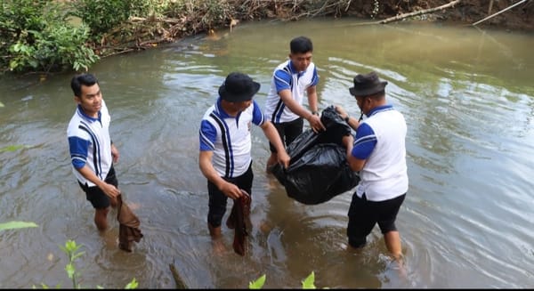 Sambut Hari Bhayangkara ke 80, Polres Tabalong Gelar Bakti Kebersihan di Bantaran Sungai