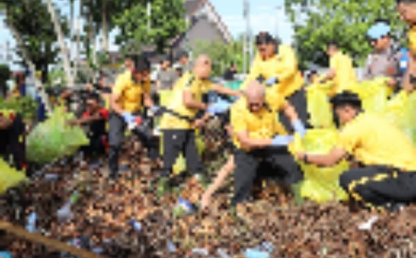 Kapolda Kalsel Pimpin Aksi Bersih-bersih Lingkungan di Banjarmasin
