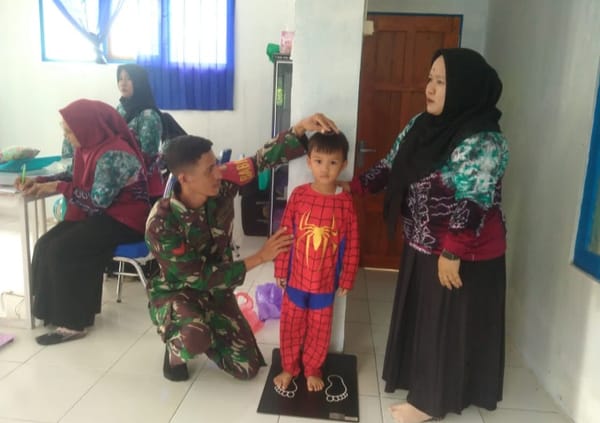 Babinsa Koramil Barabai Kawal Kegiatan Posyandu Demi Generasi Sehat dan Berkualitas