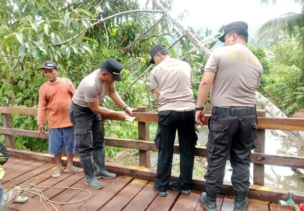 Polsek Jaro Gotong Royong Renovasi Jembatan Merah Putih, Wujud Nyata Polri untuk Masyarakat