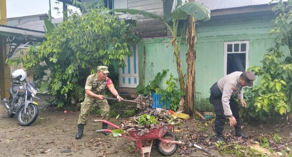 Kemanunggalan TNI dengan Rakyat, Babinsa Barabai Turun Langsung dalam Jumat Bersih