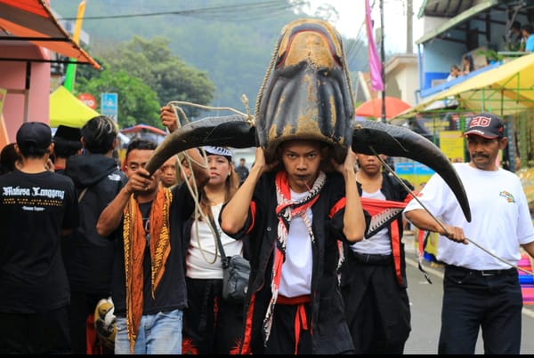 Dari Songgoriti untuk Nusantara, Ngarak Banteng 1 Suro Menjaga Nyala Warisan Leluhur