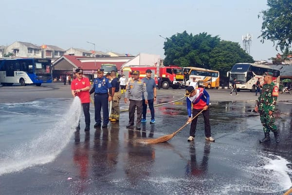 50 Petugas Gabungan Bersihkan Terminal Kalideres Jakarta Barat