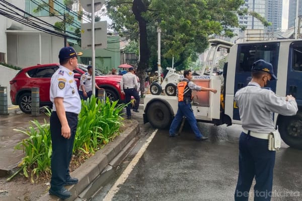 Sudinhub Jakarta Selatan Tertibkan Parkir Liar di Kawasan Jakarta Selatan Puluhan Kendaraan Ditindak