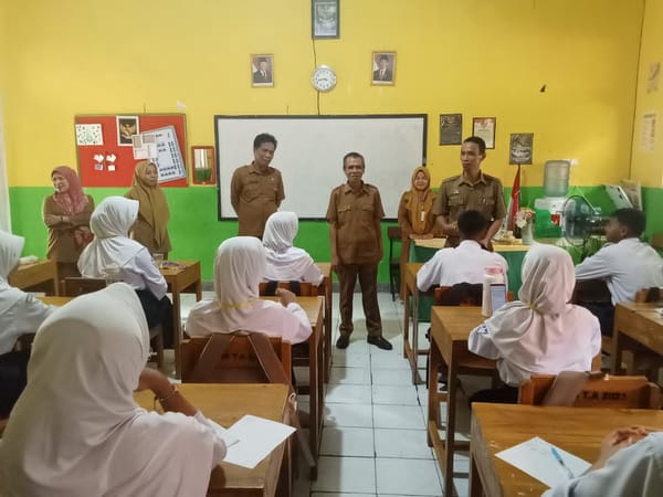 Kabid SMP Disdikbud Jeneponto Pantau Ujian Akhir Semester di SMPN 1 Binamu