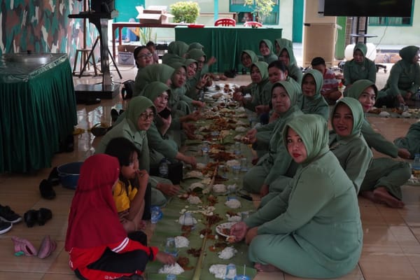 Hamparan Daun Pisang Satukan Kebersamaan,Persit KCK Cabang XXXIII Kodim 1425/ Jeneponto