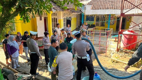 Satlantas Polres Jember Salurkan Air Bersih Gratis untuk Warga Kelurahan Bintoro