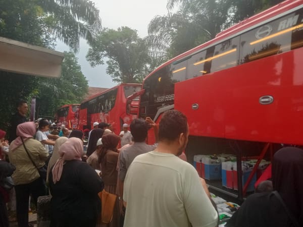 Di Bawah Guyuran Hujan, Kepulangan Jemaah Haji Kloter 18 JKS Diwarnai Kisruh Pembagian Koper