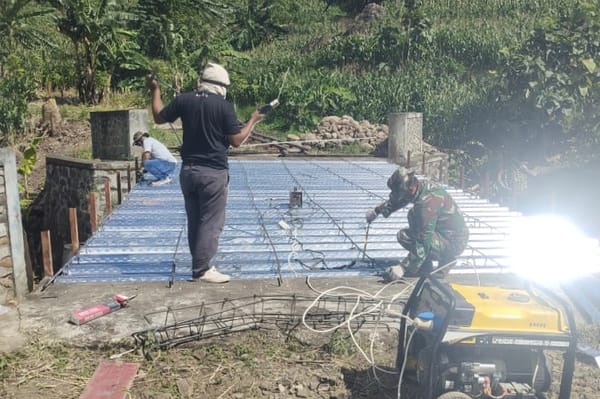 Kodim 1425/Jeneponto Bentangkan Akses Baru, Bondeks Jembatan Mataparallu Mulai Menutup Bentang Sungai
