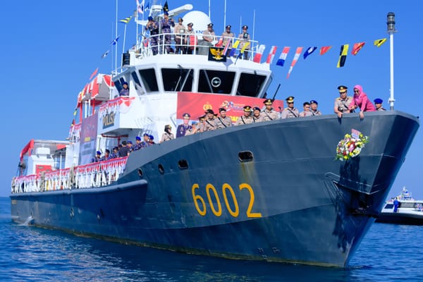 Momentum HUT Bhayangkara ke 80 Kapolda Sulsel pimpin Tradisi Tabur Bunga di Laut.