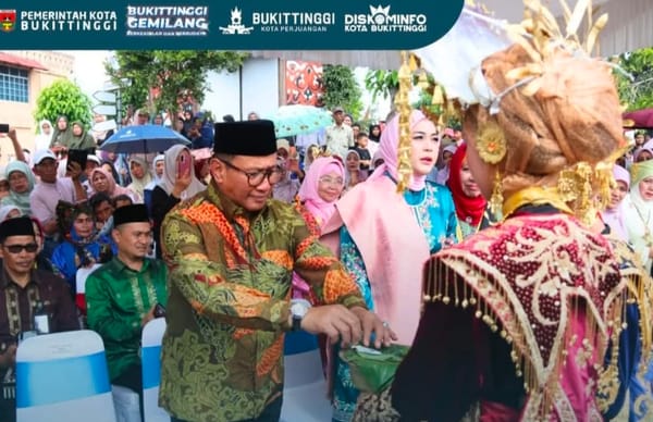 1.700 Perempuan Berbusana Minang Meriahkan 100 Tahun Jam Gadang.