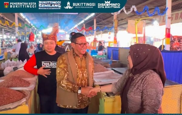Wako Bukittinggi Apresiasi Pedagang Pasar Bawah Bersatu Meriahkan 100 Tahun Jam Gadang