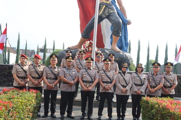 Ziarah ke TMP Suropati, Polres Batu Teguhkan Semangat Juang di Hari Bhayangkara ke-80