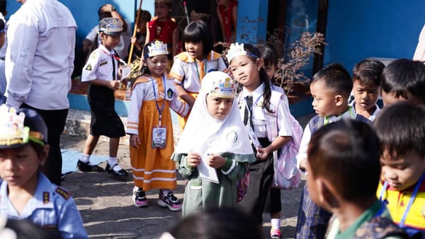Masuk Sekolah Hari Pertama Dimanfaatkan Secara Maksimal Oleh ASN Untuk Mendampingi Putra-Putrinya