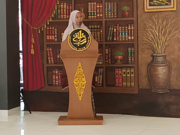 Disertasi Nurhasanah: Inovasi Bahan Ajar Tarikh ISMUBA Raih Gelar Doktor di UIJ