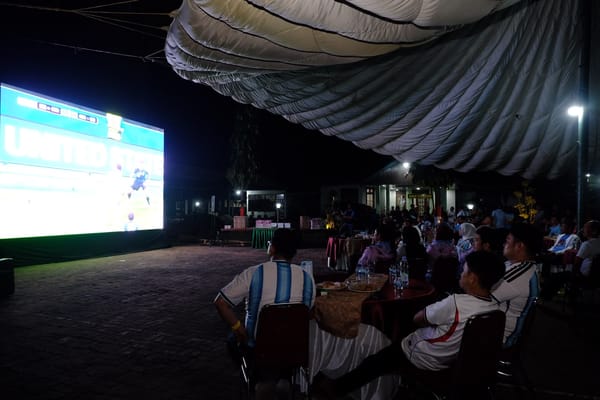 Eratkan Kebersamaan Dengan Warga, Wabup Gowa Bersama Dandim Nobar Piala Dunia Hingga Subuh
