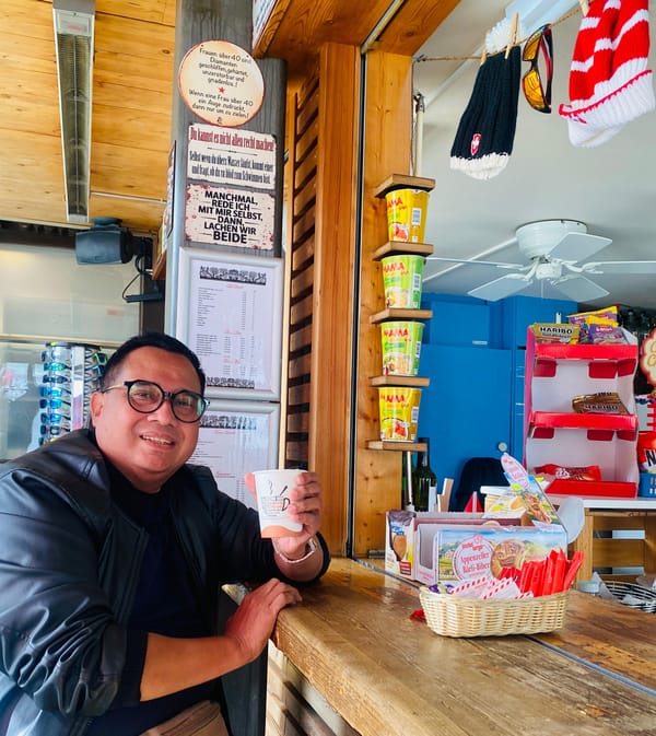 Secangkir Kopi, Empat Negeri, dan Pelajaran Tentang Manusia