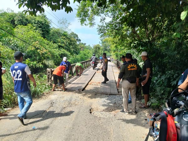 Warga, Polisi dan Pemdes Bahu-Membahu Perbaiki Jembatan