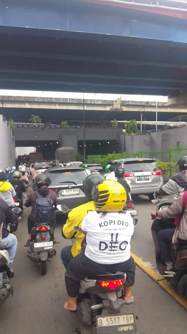 Infrastruktur Megah, Jalanan Tetap Padat