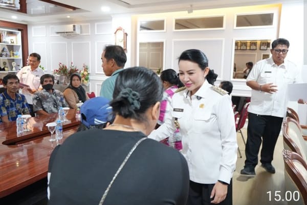 Bupati Landak Salurkan Bantuan untuk Korban Bencana dan Warga Miskin