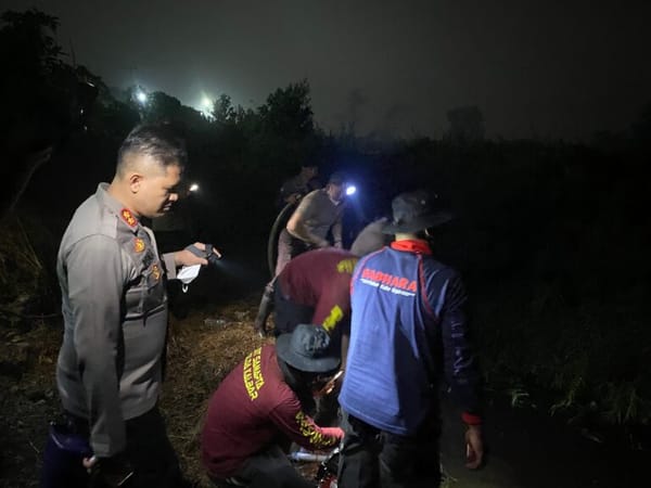 Lahan Gambut Terbakar mengancam Sekolah, Kapolres Kubu Raya Pimpin Langsung Pemadaman