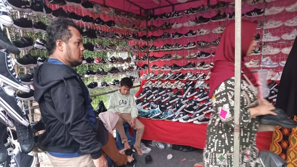 Senyum Pedagang UMKM Menjelang Bel Sekolah Berbunyi