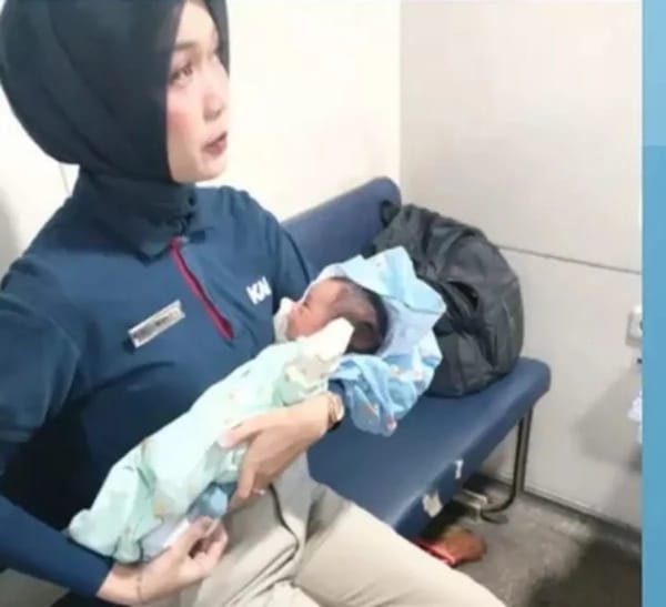 Petugas KA Sancaka Sigap Evakuasi Bayi yang Ditemukan di Toilet Kereta