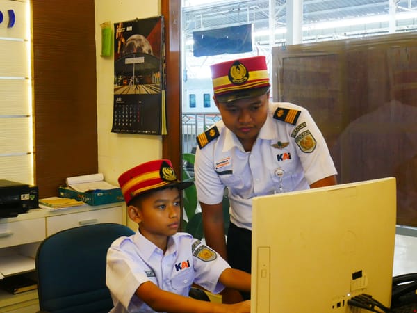 Railfans Cilik Rasakan Jadi "Pegawai KAI Sehari", Belajar Langsung Operasional Kereta di Stasiun Purwokerto